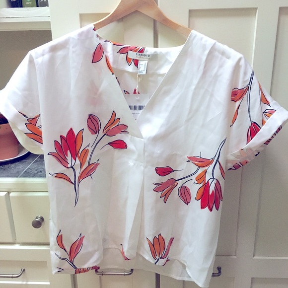 Forever 21 Tops - BOGO 💞 Forever 21 Contemporary white floral top